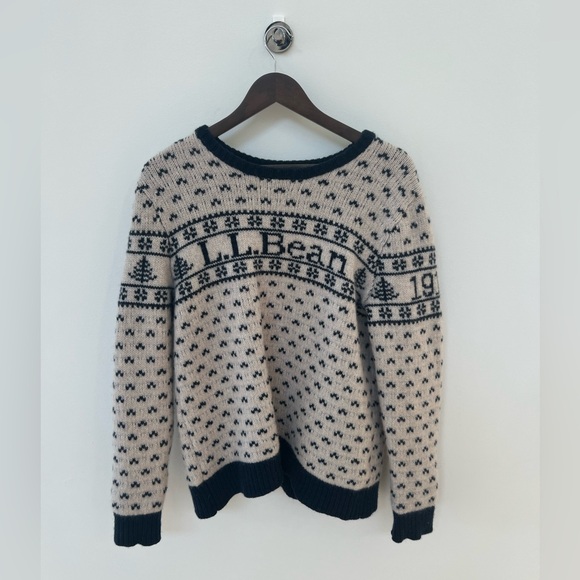 L.L. Bean Sweaters - Vintage L.L. Bean Women's Cream and Navy Fisherman’s Lamb Wool Sweater